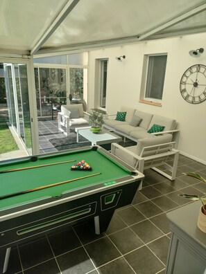 A pool table with billiard balls, a sofa, a coffee table, and a clock on the wall. - Beautiful, quiet, air-conditioned villa with swimming pool (Poulx)