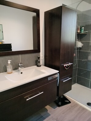 Shower, jetted bath, hair dryer, towels - Vrbo Property (Poulx)