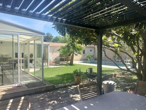 Outdoor dining - Vrbo Property (Poulx)