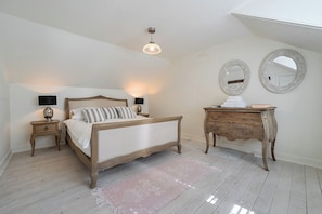 3 bedrooms, iron/ironing board, free WiFi, bed sheets - House - Sleeps 6 - Pet Friendly - Parking (Castle Douglas)