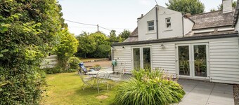 House - Sleeps 6 - Pet Friendly - Parking