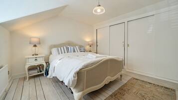 3 bedrooms, iron/ironing board, WiFi (free), bed sheets