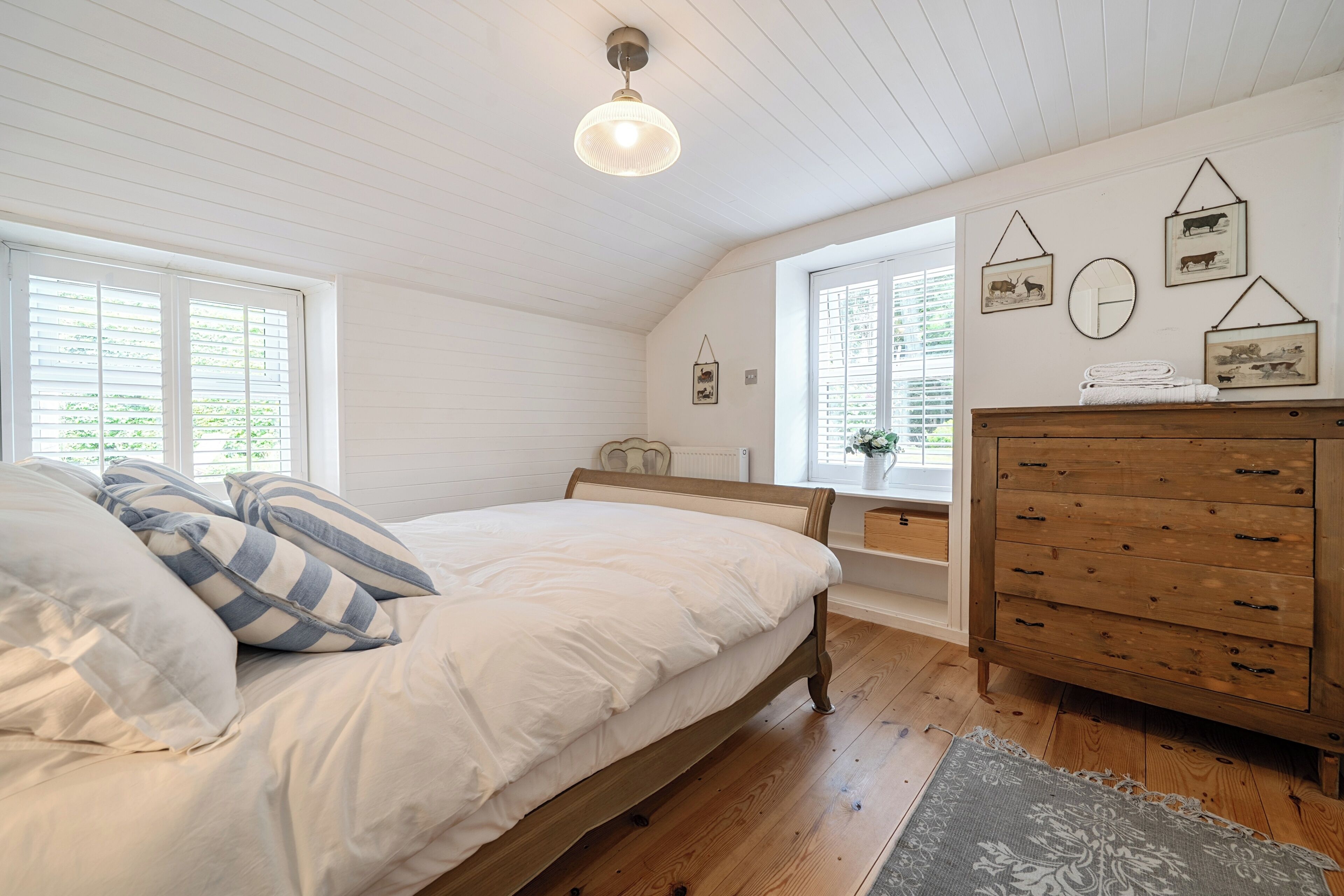 3 bedrooms, iron/ironing board, WiFi (free), bed sheets