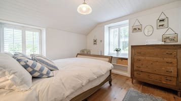 3 bedrooms, iron/ironing board, WiFi (free), bed sheets