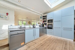 Fridge, microwave, oven, stovetop - House - Sleeps 6 - Pet Friendly - Parking (Castle Douglas)