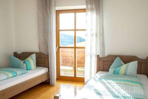 2 habitaciones, tabla de planchar con plancha y cuna de viaje 