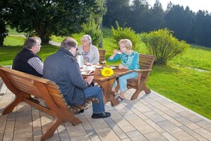 Outdoor dining - Altweck Country House (Wegscheid)