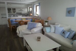 Smart TV, lareira, aparelho de som