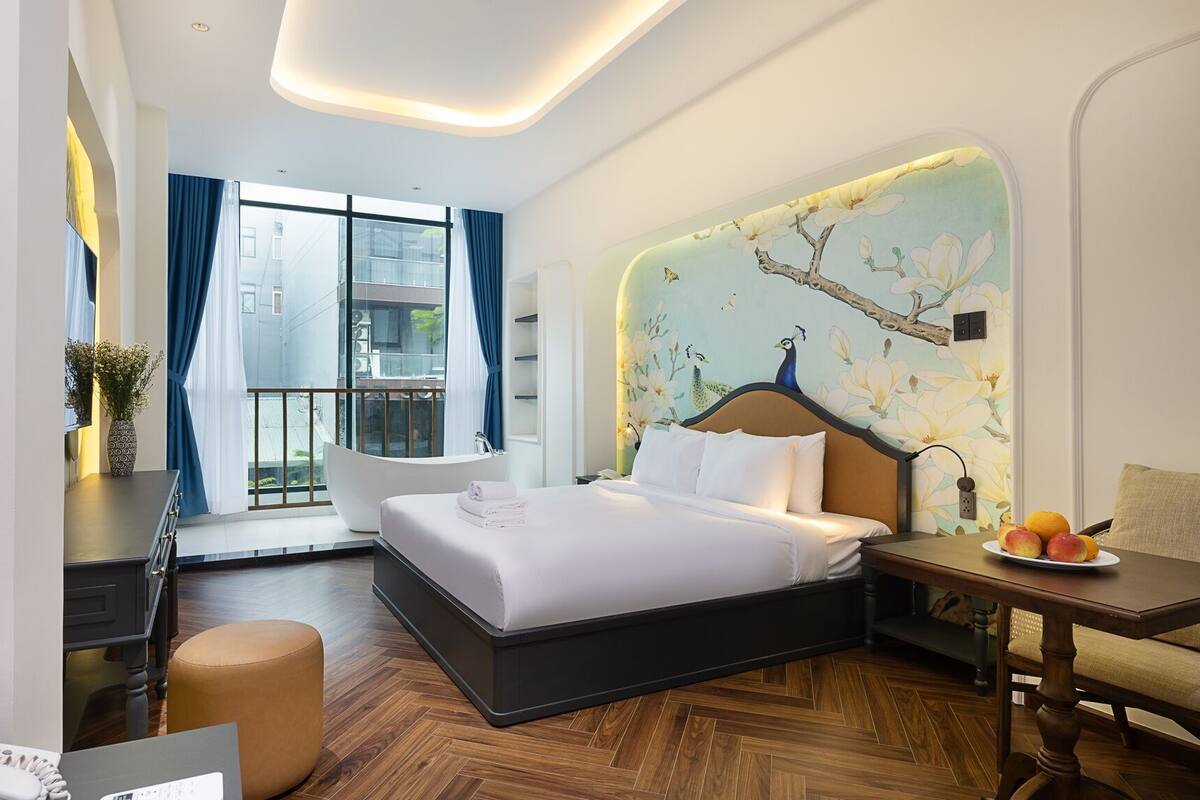 Une chambre d’hôtel avec un lit, une table de chevet et une vue sur l’extérieur.