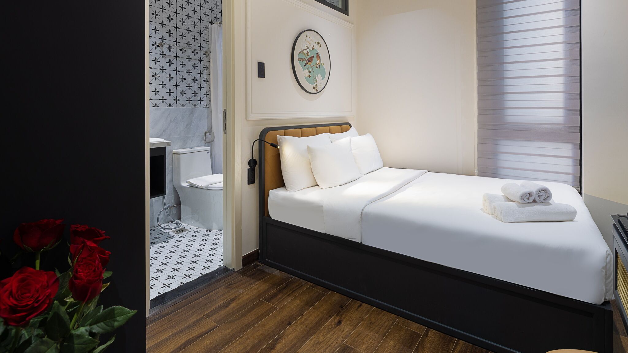 Quarto casal, 1 cama Queen, banheiro privativo | Frigobar, escrivaninha, espaço de trabalho para notebook