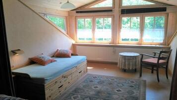 Bügeleisen/Bügelbrett, Reisekinderbett, kostenloses WLAN, Bettwäsche