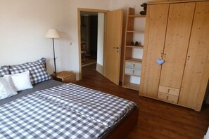 Planxa i posts de planxar, wifi gratuïta i roba de llit 