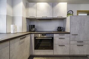Kühlschrank, Ofen, Herdplatte, Geschirrspüler