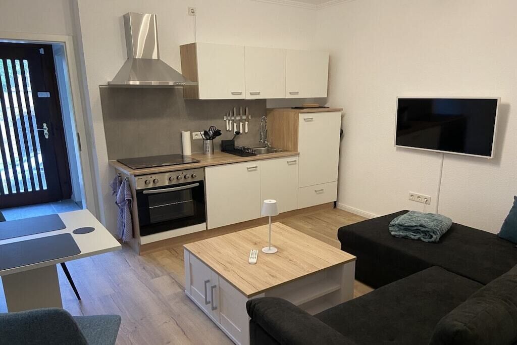 Kühlschrank, Ofen, Herdplatte, Wasserkocher mit Kaffee-/Teezubehör