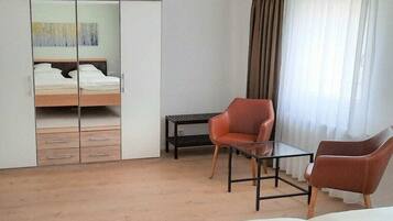 1 slaapkamer, een strijkplank/strijkijzer, gratis wifi, beddengoed