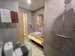 Phòng đôi Superior | Phòng tắm | Đồ dùng nhà tắm miễn phí, khăn tắm, xà phòng, dầu gội