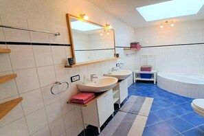 Bathroom - 1 in the Lavender House (Endingen-Amoltern)