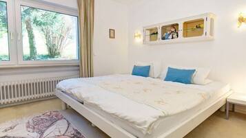4 Schlafzimmer, Schreibtisch, Bügeleisen/Bügelbrett, Reisekinderbett