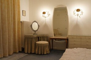 4 Schlafzimmer, Schreibtisch, Bügeleisen/Bügelbrett, Reisekinderbett