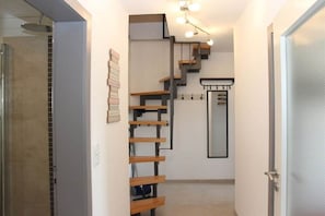A modern interior with a staircase, a shower area, and a mirror. - Holiday home Olsberg (Olsberg)