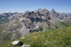 Eine Berglandschaft mit einer wandernden Person.