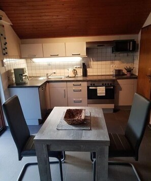 Kylskåp, mikrovågsugn, ugn och spishäll