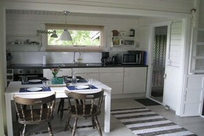 Fridge, microwave, oven, stovetop - Holiday home in Schlei with 2 bedrooms (Brodersby)