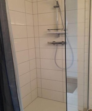 Shower, hair dryer - Holiday home in Schlei with 2 bedrooms (Brodersby)