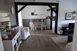 Living area - Holiday apartment with 2 bedrooms (Emmerich am Rhein)