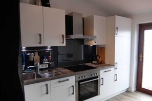 Private kitchen - Holiday apartment with 2 bedrooms (Emmerich am Rhein)
