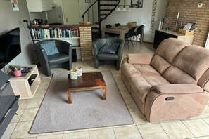 Smart-TV, Kamin, Bücher