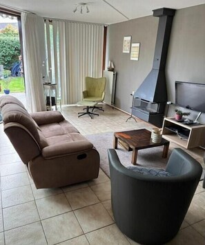 Smart-TV, Kamin, Bücher