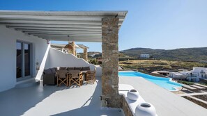 Outdoor dining - Cavo Blue Villas, Luxury villa with Pool and Aegean View (Elia)