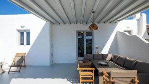 Outdoor dining - Cavo Blue Villas, Luxury villa with Pool and Aegean View (Elia)