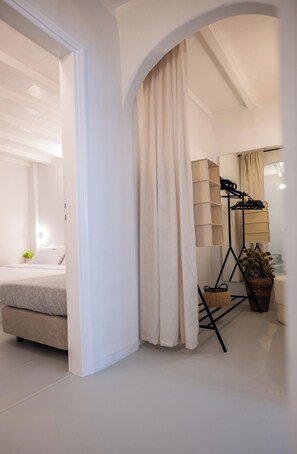 A modern bedroom with a bed, a bedside table, a lamp, and a mirror. - Cavo Blue Villas, Luxury villa with Pool and Aegean View (Elia)