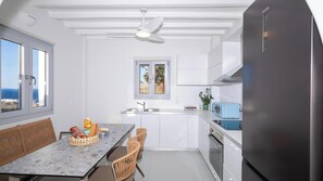 Fridge, microwave, oven, stovetop - Cavo Blue Villas, Luxury villa with Pool and Aegean View (Elia)