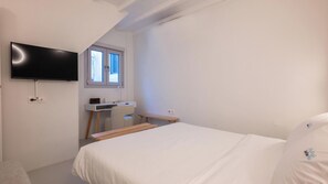 2 bedrooms, in-room safe, desk, iron/ironing board - Cavo Blue Villas, Luxury villa with Pool and Aegean View (Elia)