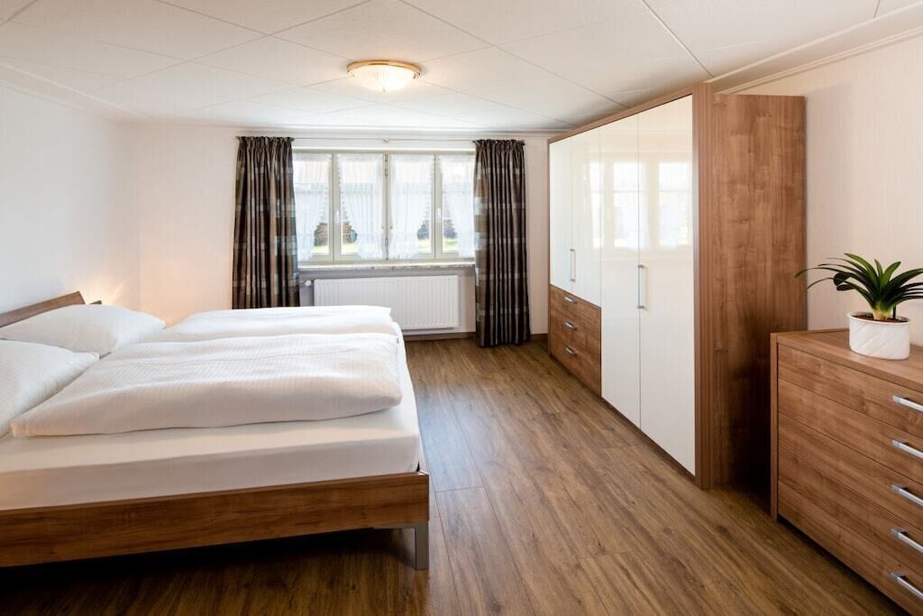 Bügeleisen/Bügelbrett, kostenloses WLAN, Bettwäsche