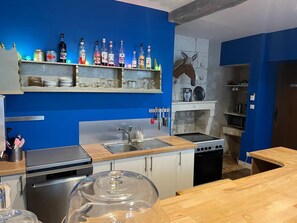 Fridge, microwave, oven, stovetop - L'Houmeau post house (Angoulême)