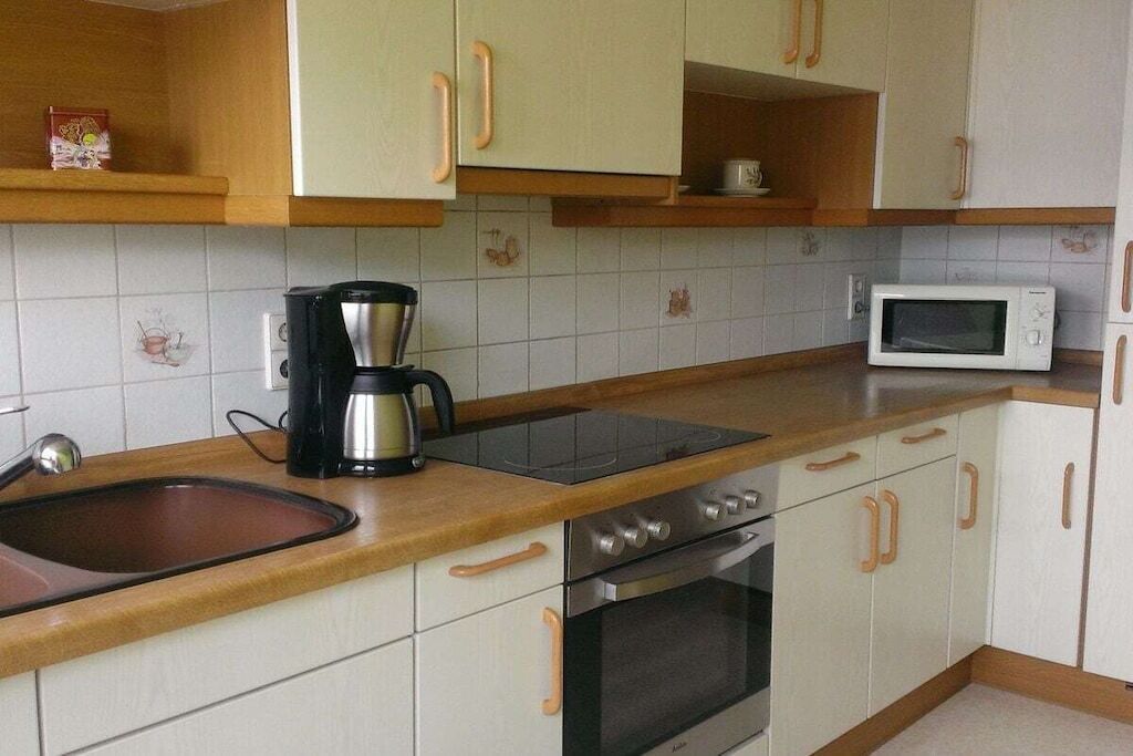 Wasserkocher mit Kaffee-/Teezubehör, Kühlschrank, Mikrowelle, Herdplatte