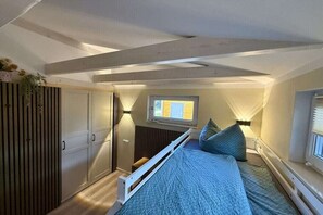 2 bedrooms, travel cot, free WiFi, bed sheets - Holiday home by the lake (Gorden Staubitz)