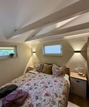 2 bedrooms, travel cot, free WiFi, bed sheets - Holiday home by the lake (Gorden Staubitz)