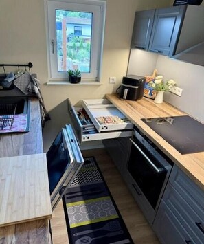Kylskåp, ugn, spishäll och diskmaskin