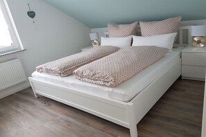2 slaapkamers, een strijkplank/strijkijzer, gratis wifi, beddengoed