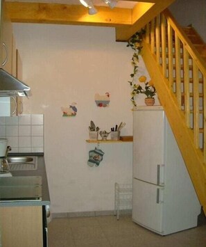 Wasserkocher mit Kaffee-/Teezubehör, Kühlschrank, Mikrowelle, Ofen