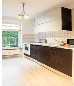 Frigorífico, microondas, horno y placa de cocina