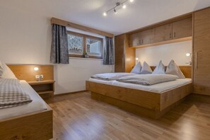 Bügeleisen/Bügelbrett, kostenloses WLAN, Bettwäsche