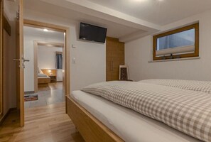 Een strijkplank/strijkijzer, gratis wifi, beddengoed