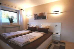 1 habitación, tabla de planchar con plancha y cuna de viaje 