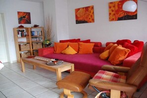 Smart TV, DVD player, livros, aparelho de som